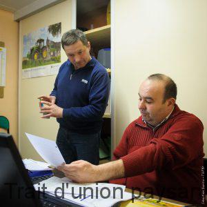 Jean-Luc Soulès et Richard Gourmanel passent en revue les résultat de l'élevage laitier.