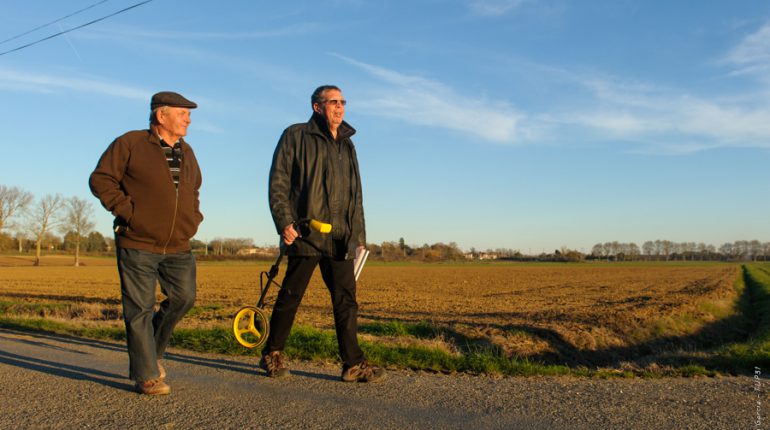 François Bruno (à gauche) et Jean-Louis Cigliana ont fait le tour de l'exploitation pour estimer les besoins en assurance de l'agriculteur.